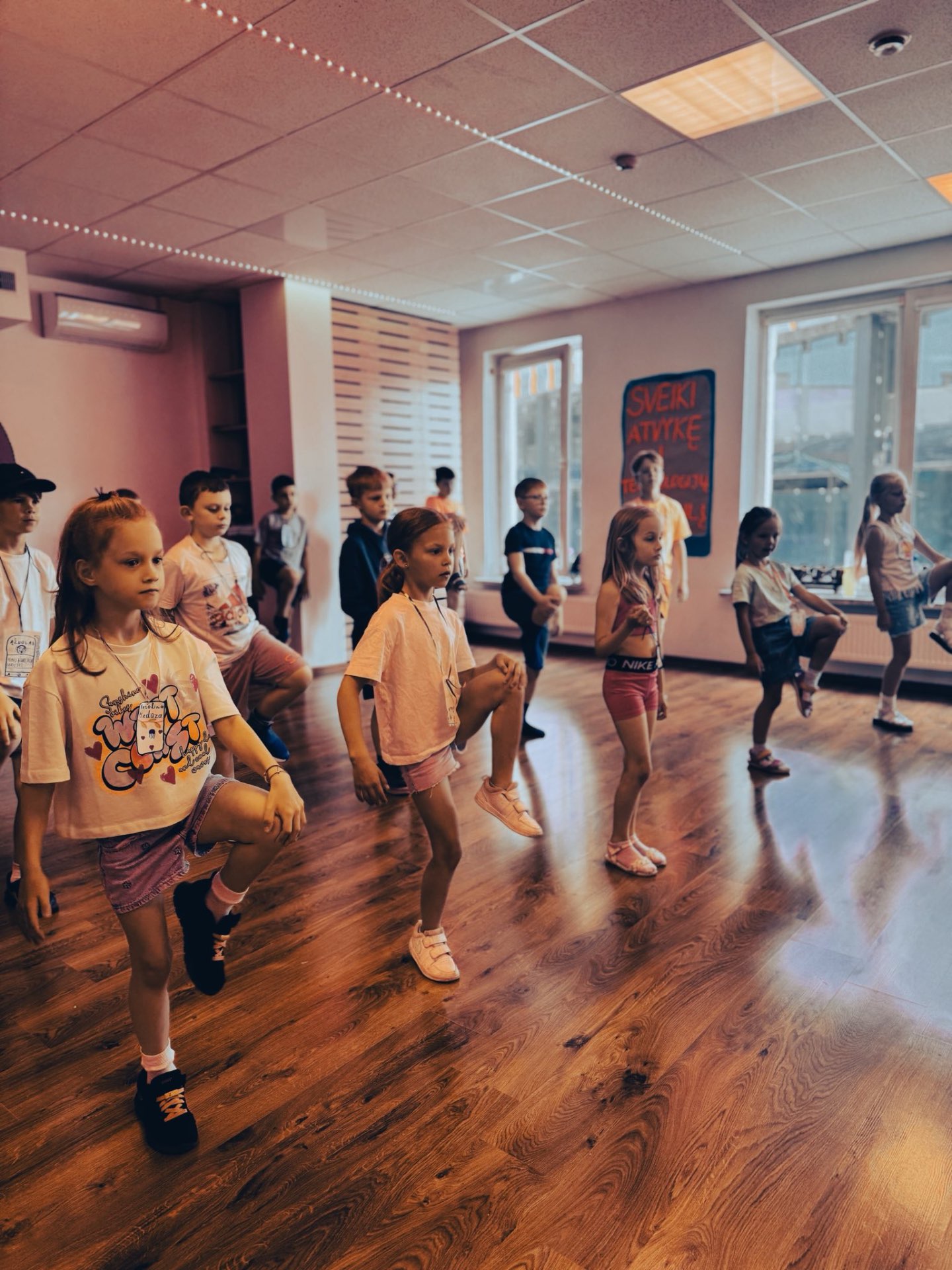 Vaikų stovyklos akimirka — vaikai kartu kuria ir mokosi